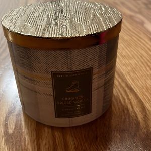 Bath & Body Works Candle - Never Used - Cinnamon Spiced Vanilla Scent